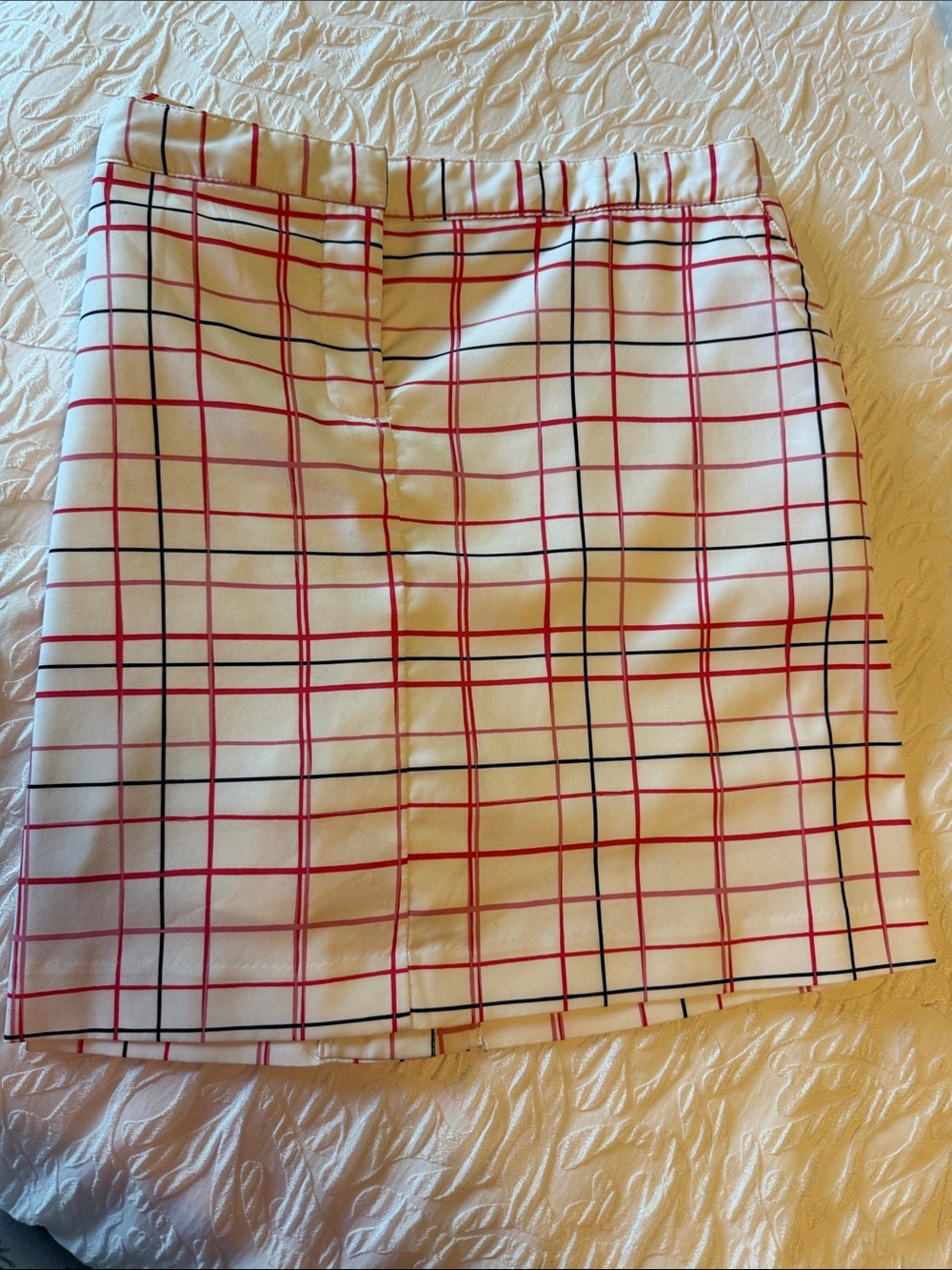 Izod White Plaid Golf Short with Pink and Black Grid. 2Front pockets. 1 back